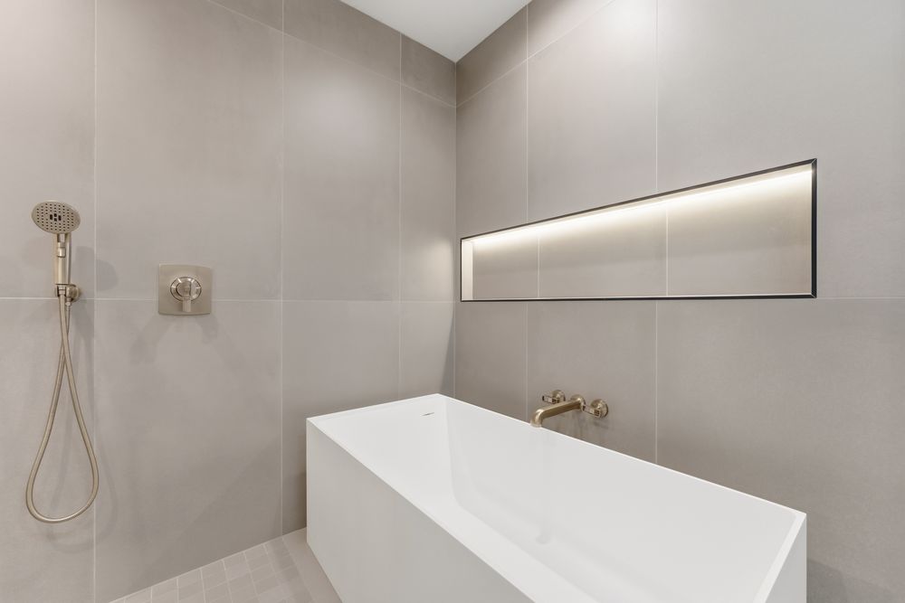 Freestanding tub with a lit wall niche