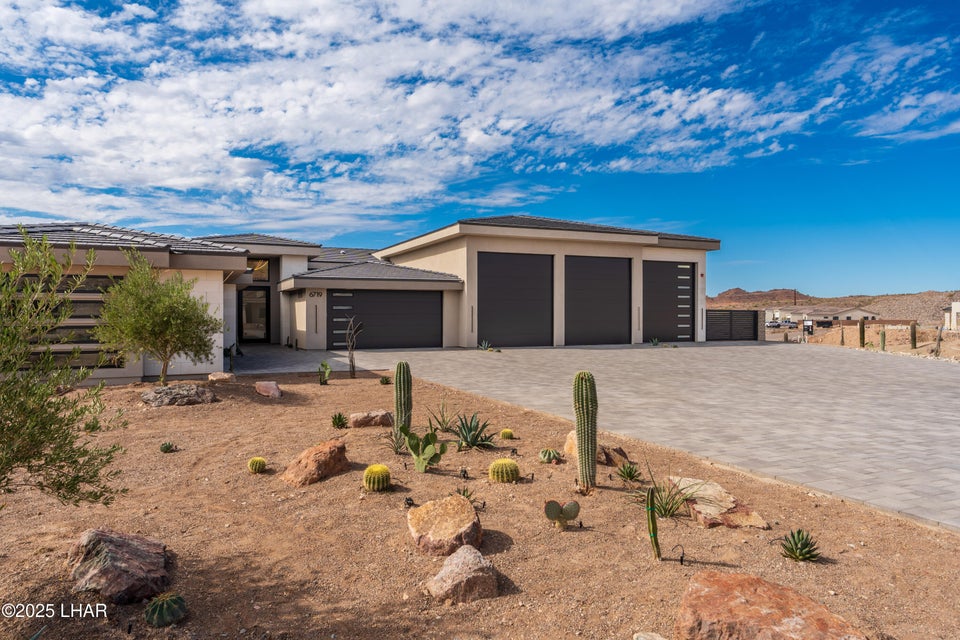 Front exterior of 6719 Corte De Los Bueyes in Havasu Foothills Estates